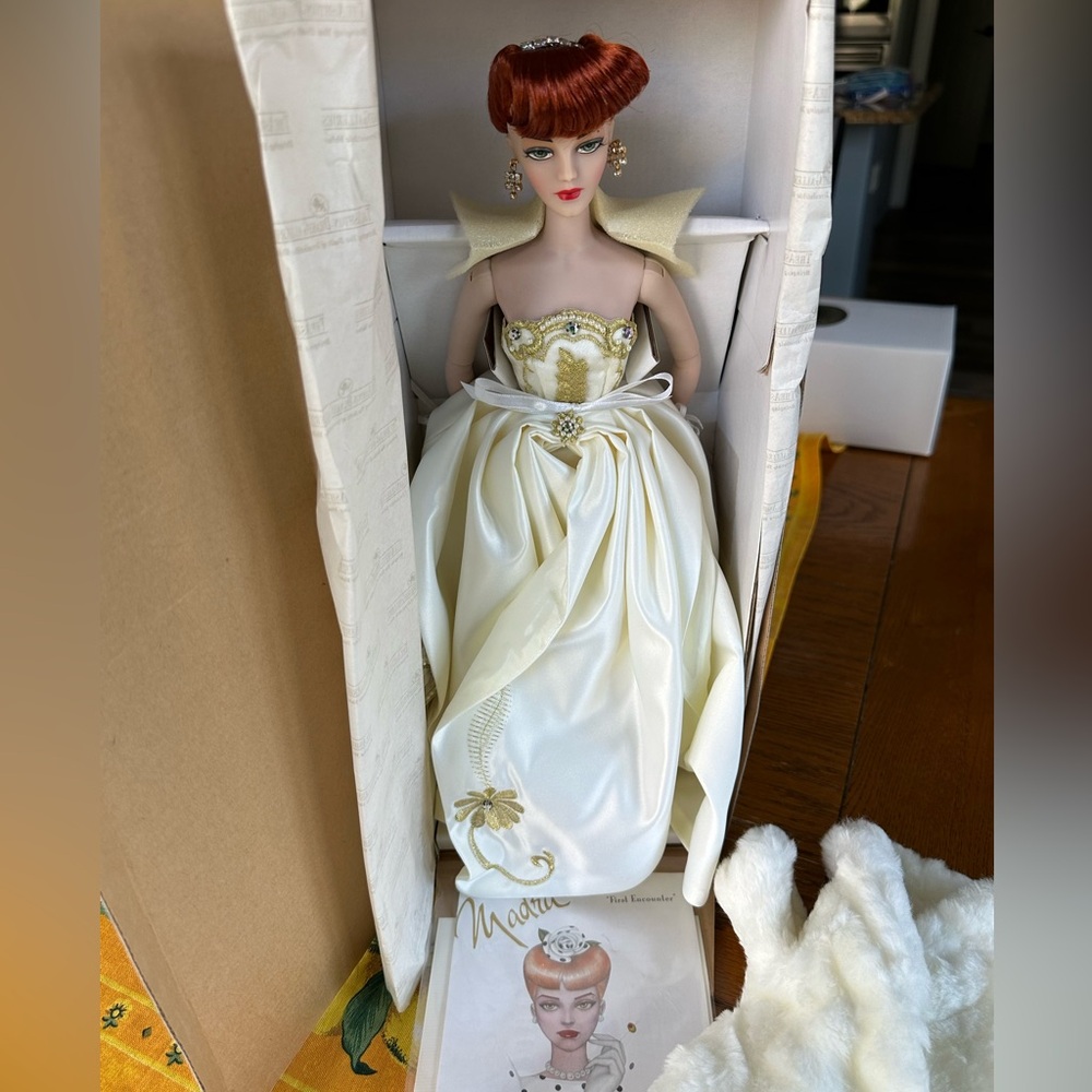 NIB Ashton Drake Galleries Madra First Encounter Doll w/ Fur Coat